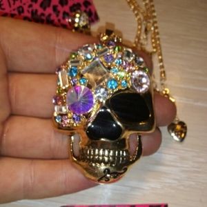 NWT Beautiful Skull Necklace